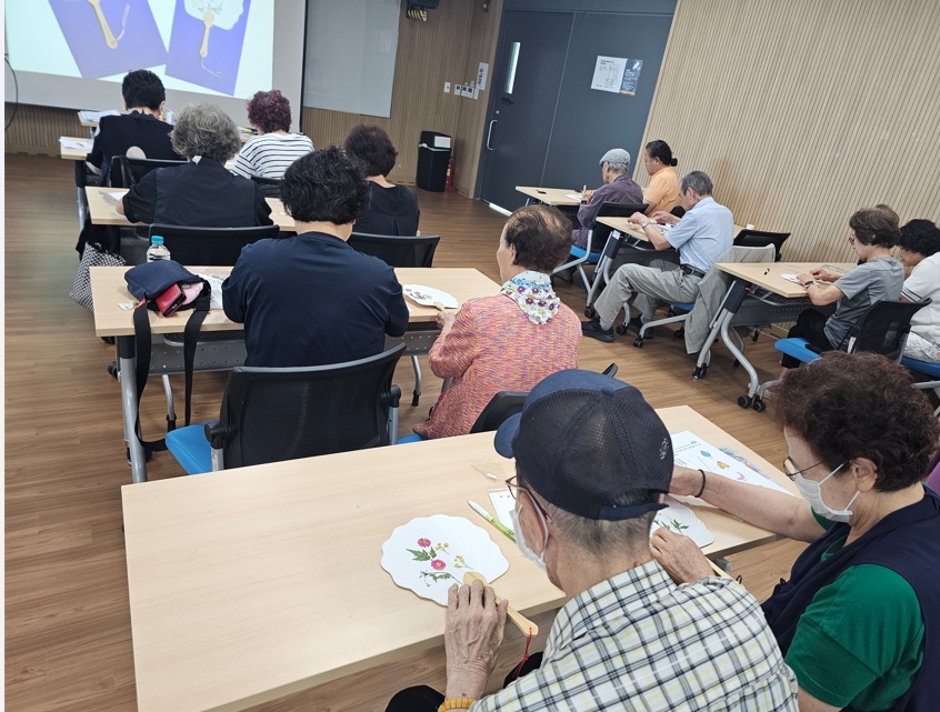  [힙독서울, 북앤아웃]그림책과 함께 어르신 치유미술관